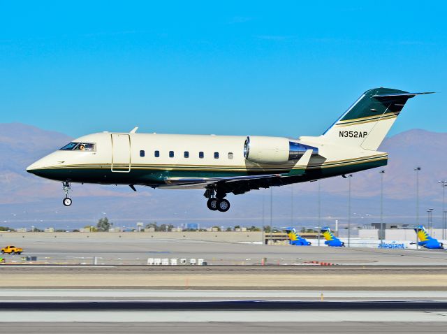 Canadair Challenger (N352AP) - Canadair CL-600-2B16 Challenger 604 N352AP (cn 5375) -  Las Vegas - McCarran International (LAS / KLAS) USA - Nevada, November 17, 2011 Photo: TDelCoro