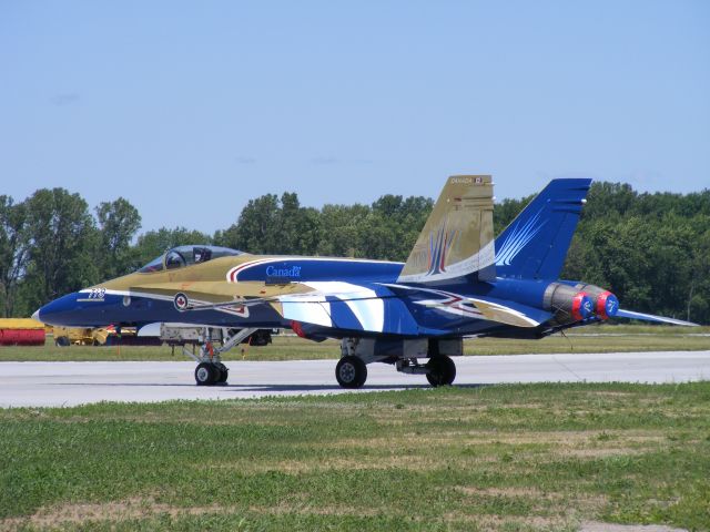 SDR118719 — - commerative paint scheme for 100years of flight in Canada.