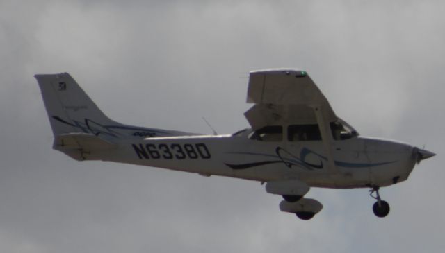 Cessna Skyhawk (N6338D)