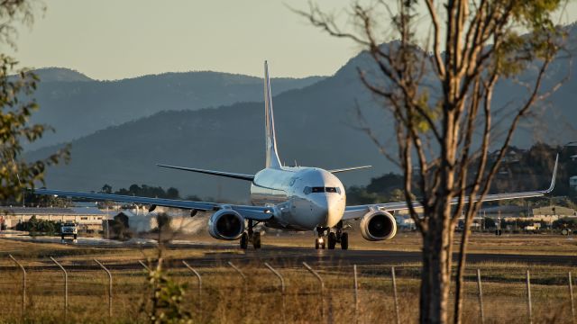 Boeing 737-800 (VH-VZB) - QANTAS, B738, taxies to runway 19, at YBTL.