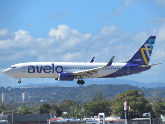 Boeing 737-800 (N803XT)