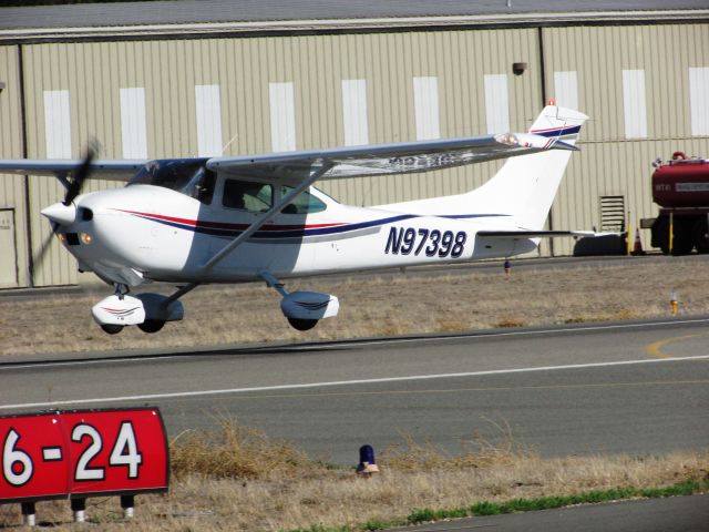 Cessna Skylane (N97398) - Taking off RWY 24