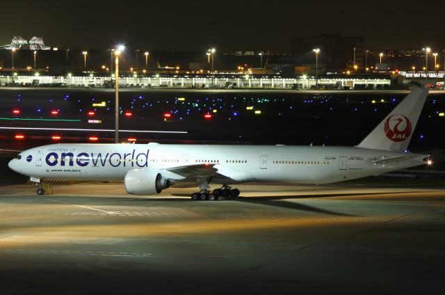 BOEING 777-300 (JA732J) - JA732J 777-346ER(MSN:32430/LN:423) JL46 CDG-HND SPOT116 21:01
