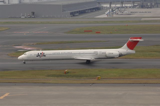 McDonnell Douglas MD-90 (BON8004) - Taxi at Haneda Intl Airport on 2010/11/21