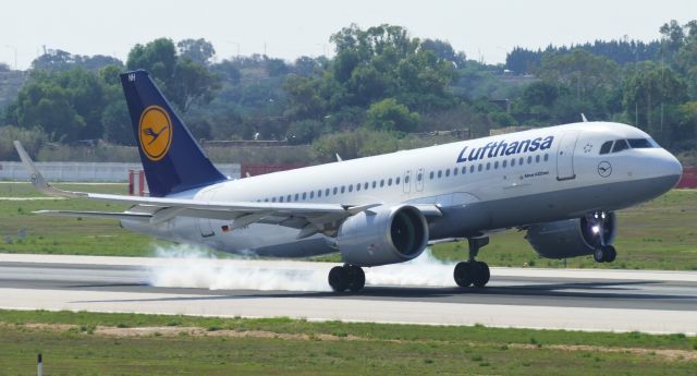 Airbus A320neo (D-AINH) - On landing RWY31 