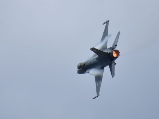 Lockheed F-16 Fighting Falcon — - F16 pulling some Gs