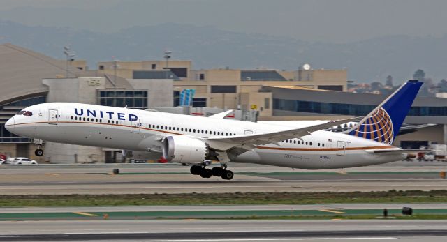 Boeing 787-9 Dreamliner (N13954) - A United Dreamliner lifting off 25R