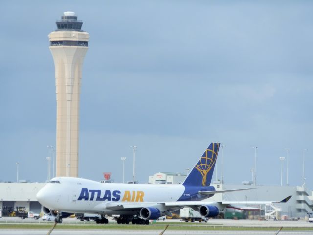 Boeing 747-400 (N497MC)
