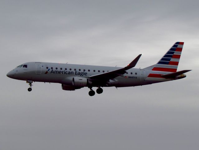 Embraer 175 (N447YX)