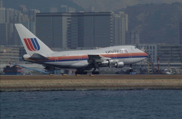 BOEING 747SP (N141UA) - Landing at Kai-Tak Intl Airport Rwy31 on 1991/12/15