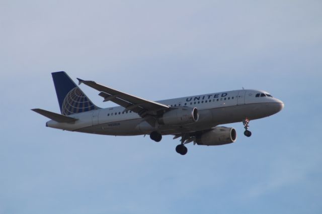 Airbus A319 (N820UA) - FINAL APPROACH 27 KSAN