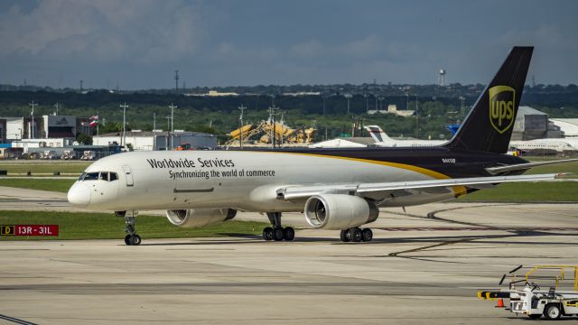 Boeing 757-200 (N441UP) - Taxiing to depart 13R