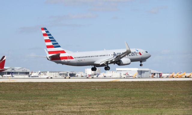 Boeing 737-800 (N827NN)