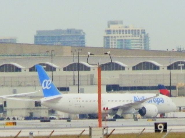 Boeing 787-9 Dreamliner (EC-MTI) - Taxiing action