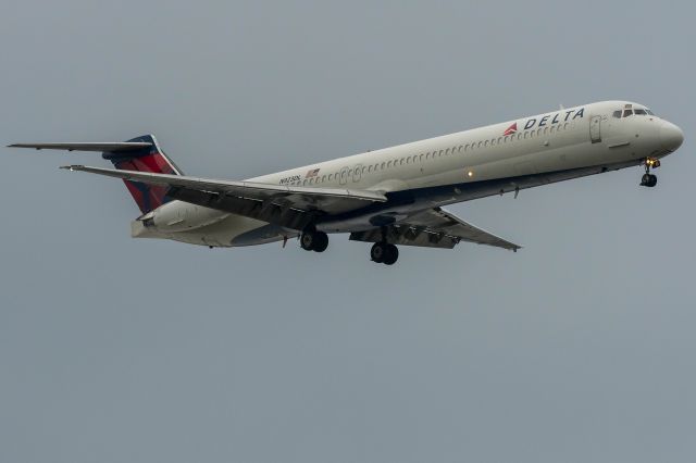 McDonnell Douglas MD-88 (N923DL) - Off to the scrap yard. Last time in the air for Delta  N923DL. Landing at San Bernardino International airport AM 3-22-18.