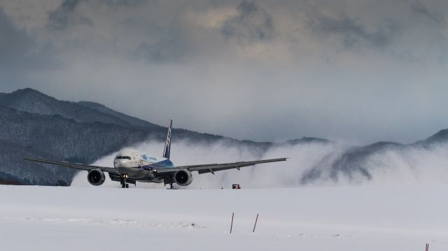 Boeing 777-200 (JA703A) - All Nippon Airways / Boeing 777-281br /Jan.11.2016 Hakodate Airport [HKD/RJCH] JAPAN