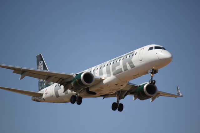 Embraer ERJ-190 (N169HQ) - Landing 35R