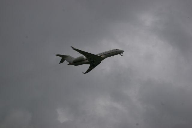 Bombardier Global 5000 (OE-IBC) - Bombardier BD-700-1A10 Global Express taking off from EETU in rainy weather