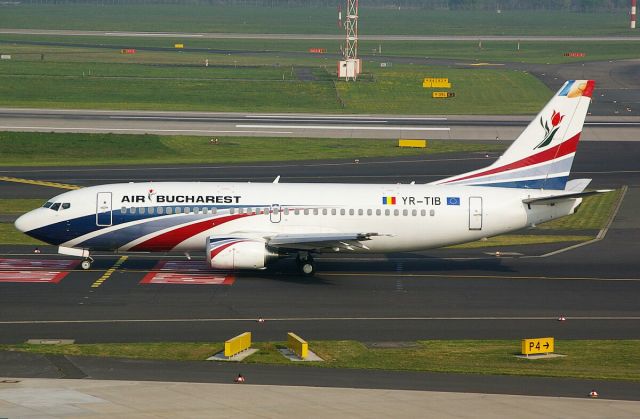 BOEING 737-300 (YR-TIB)