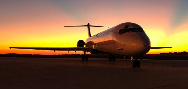 McDonnell Douglas MD-88 (N903DE) - Hands down one of the best sunset pics I’ve taken!  Loving the MD-88s while I can!