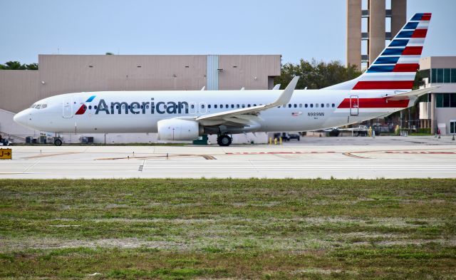 Boeing 737-800 (N989NN)