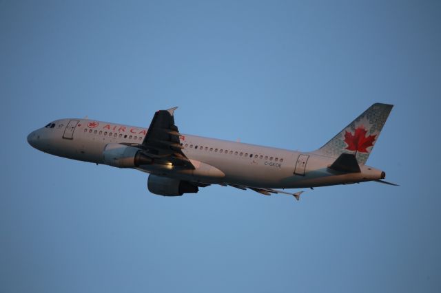 Airbus A320 (C-GKOE)