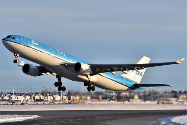 Airbus A330-300 (PH-AKD) - KLM Royal Dutch Airlines Airbus A330-303 departing YYC on Dec 29.