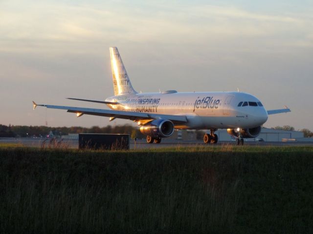 Airbus A320 (N598JB)