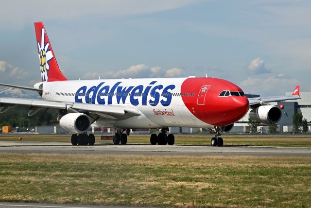 Airbus A340-300 (HB-JMD)