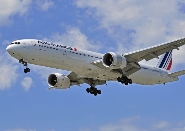 BOEING 777-300 (F-GZNG)