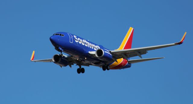 Boeing 737-700 (N207WN) - On final is this 2005 Southwest Airlines Boeing 737-7H4 in the Winter of 2020.