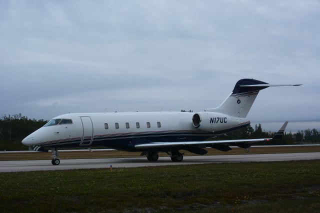 Bombardier Challenger 300 (N17UUC)