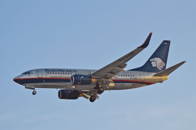 Boeing 737-700 (XA-AAM) - Boeing B737-752 XA-AAM MSN 33783 of Aeromexico on approach to Mexico City International Airport (11/2018).