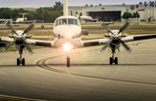 Beechcraft Super King Air 300 (N646DR) - A nice view of this King Air near a taxi way in Fort Lauderdale.