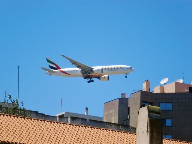 Boeing 777-200 (A6-EMT)