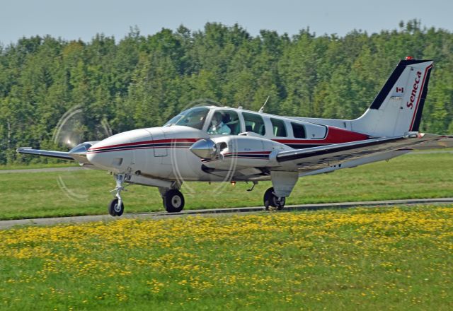 Beechcraft Baron (58) (C-GPIN) - 1991 Beechcraft Baron 58 (C-GPIN/TH-1636) taxiing to runway 27 to depart for a training flight on August 3, 2021