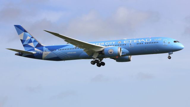 Airbus A330-200 (A6-BND)