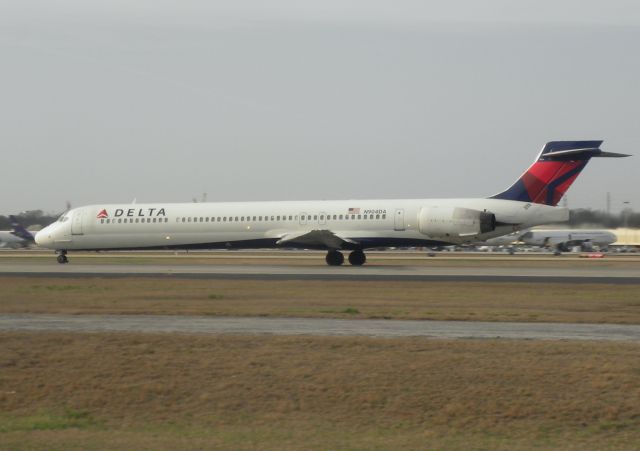 McDonnell Douglas MD-90 (N904DA)