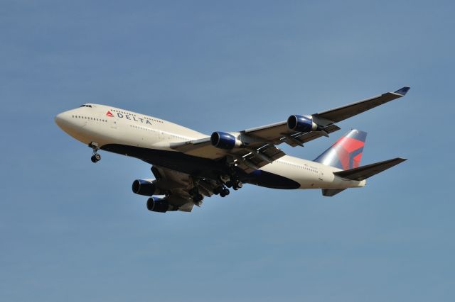 Boeing 747-400 (N666US) - 2012/1/28