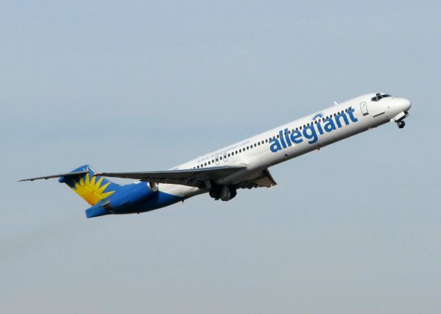 McDonnell Douglas MD-88 (N402NV) - Off of Rwy 14 at Shreveport Regional heading to Las Vegas.