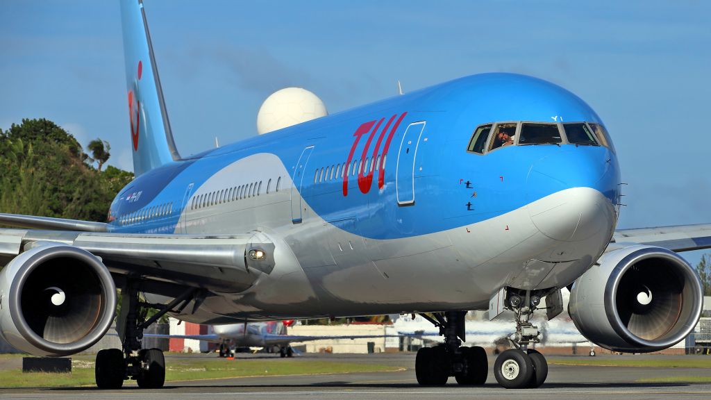 BOEING 767-300 (PH-OYI) - Photogenic the co-pilot .br /From Maho Beach.