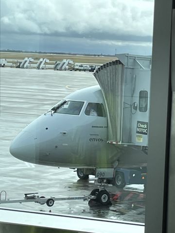 EMBRAER 175 (long wing) (N424YX)