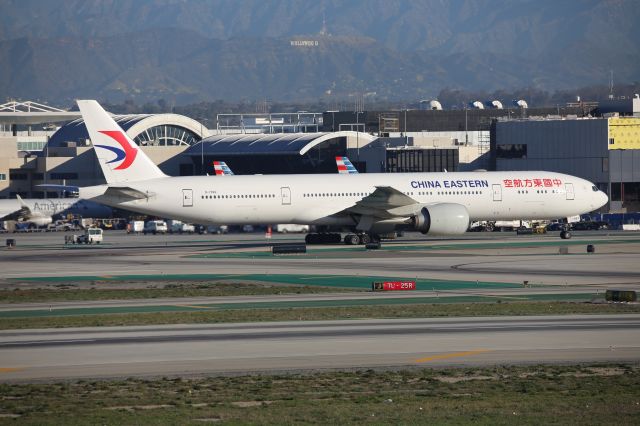 BOEING 777-300 (B-7882)