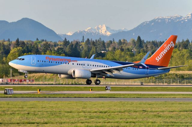 Boeing 737-800 (C-FAWC)