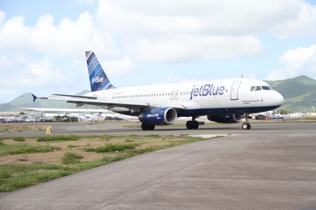 Airbus A320 (N588JB)