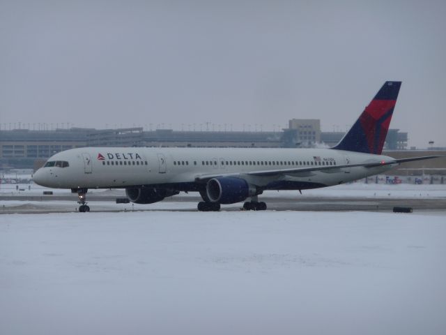 Boeing 757-200 (N631DL) - Delta N631DL taxiing across the end of 12R on a snowy afternoon at KMSP.  December 21, 2010.