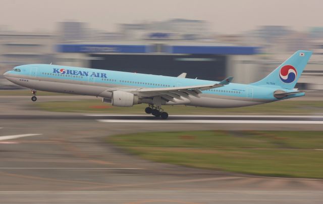 Airbus A330-300 (HL7524)