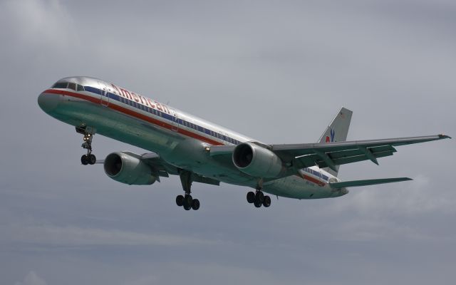 Boeing 757-200 (N674AN) - BOEING 757-223