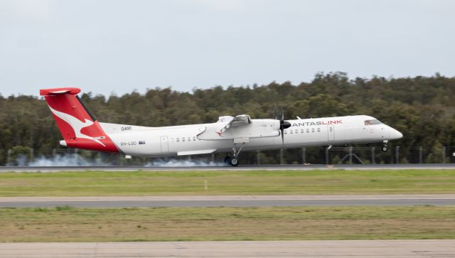 de Havilland Dash 8-400 (VH-LQD) - Landing runway 19L.