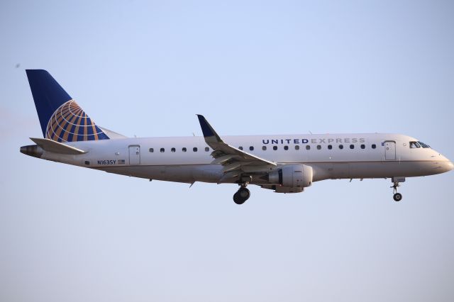 EMBRAER 175 (long wing) (N163SY)